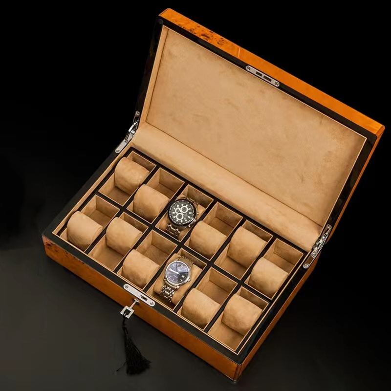 Luxury Watch Image - Présentoir de Montre en Bois avec